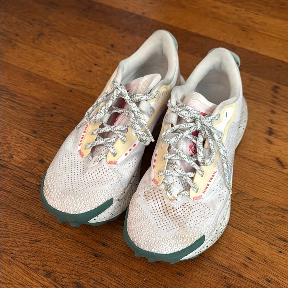 Nike Trail running Women's Athletic Shoes - White and Green